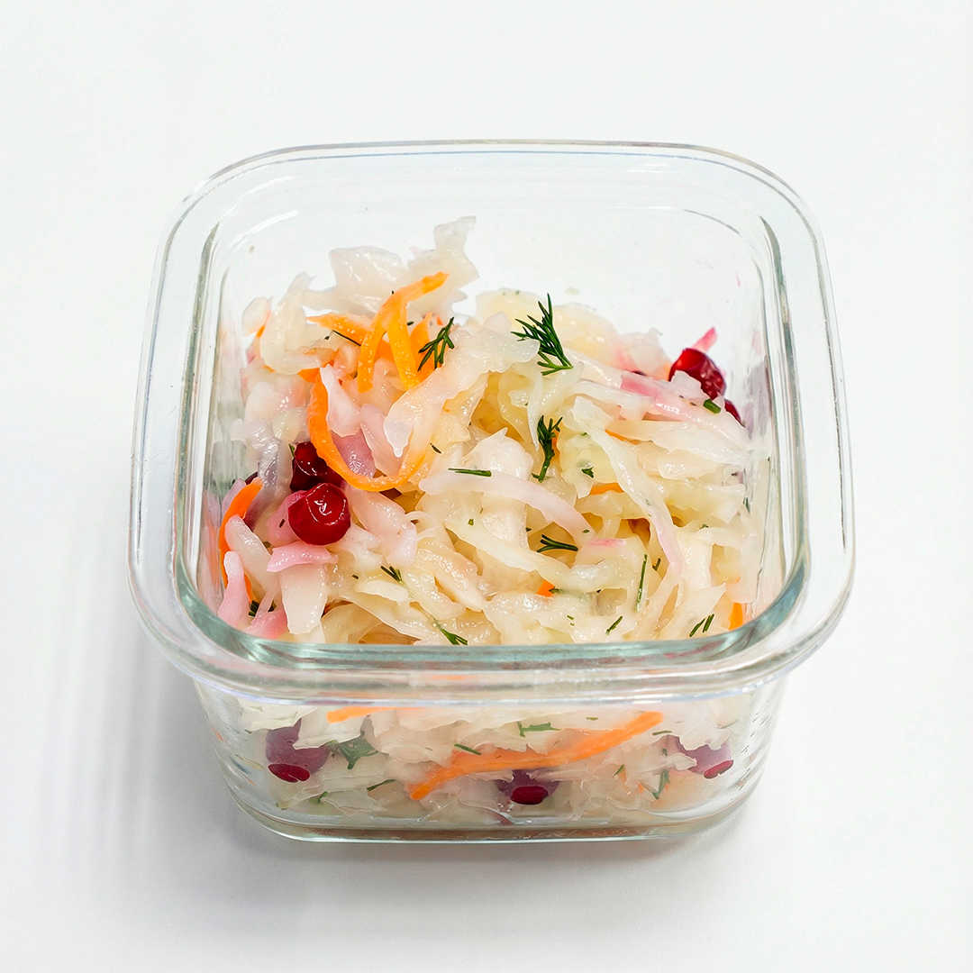 Салат из квашеной капусты с клюквой